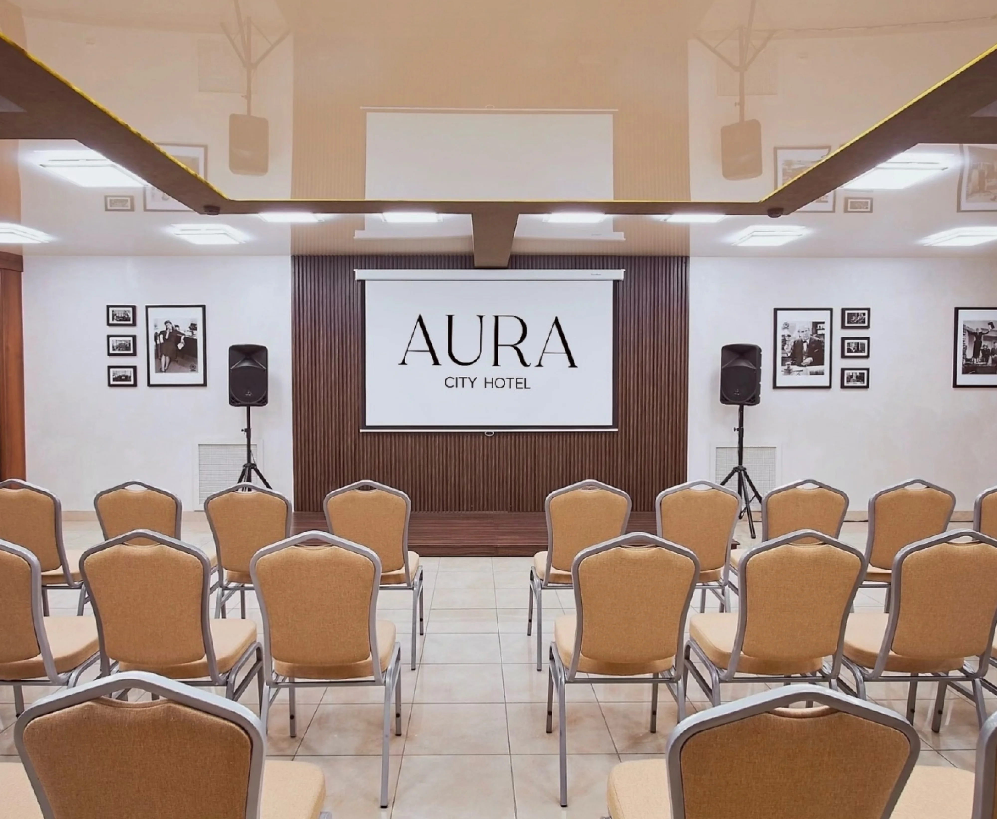 Конференц-зал Aura City Hotel с экраном и креслами