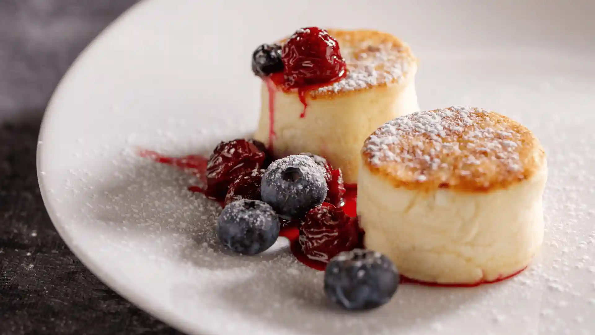 Завтрак: сырники с ягодами в ресторане AurA Kitchen&Bar