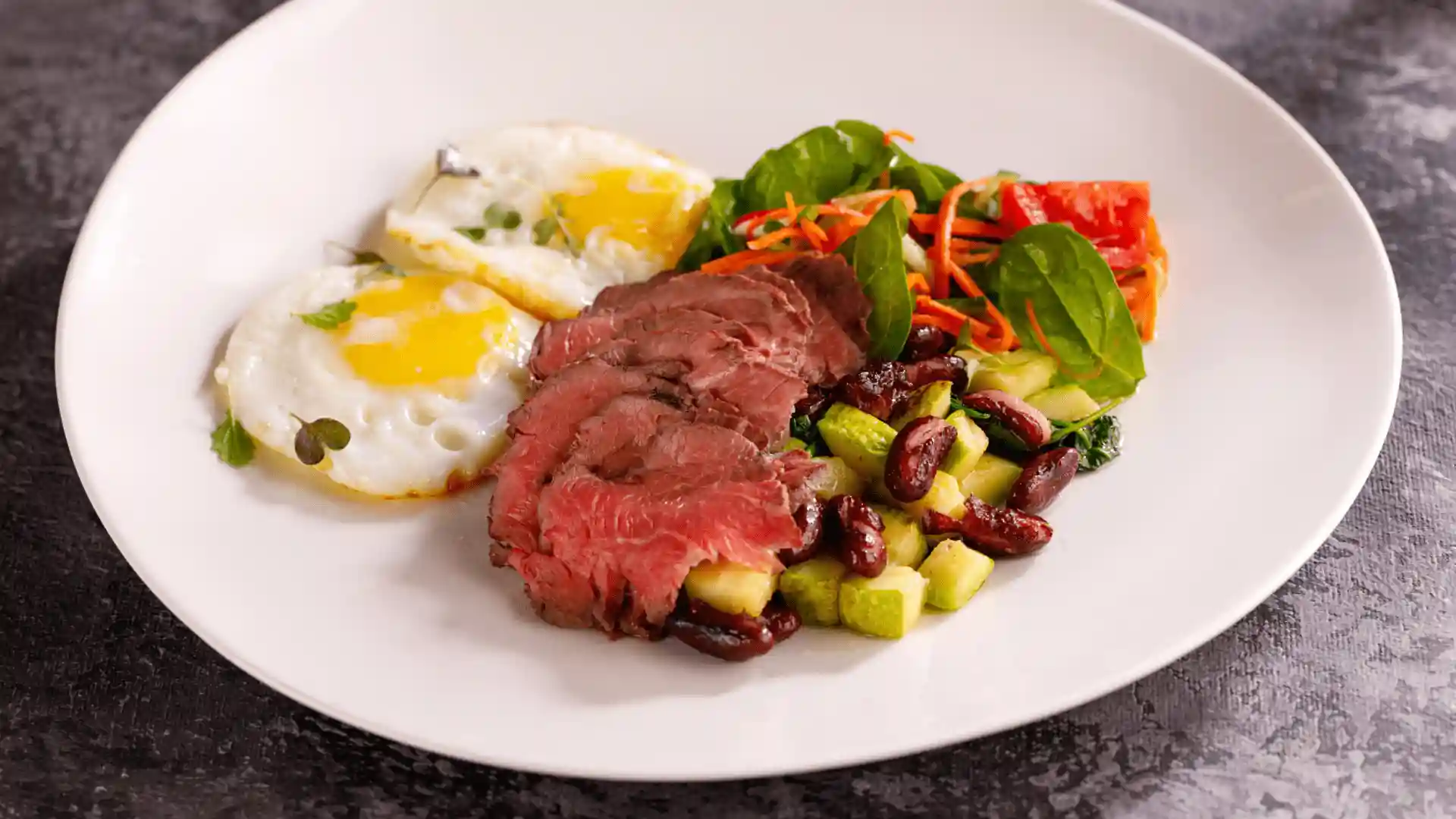 Завтрак: стейк с яйцом и салатом в ресторане AurA Kitchen&Bar