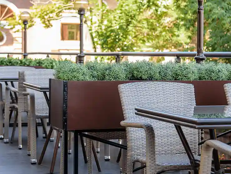 Летняя веранда AurA Kitchen&Bar: столики на свежем воздухе