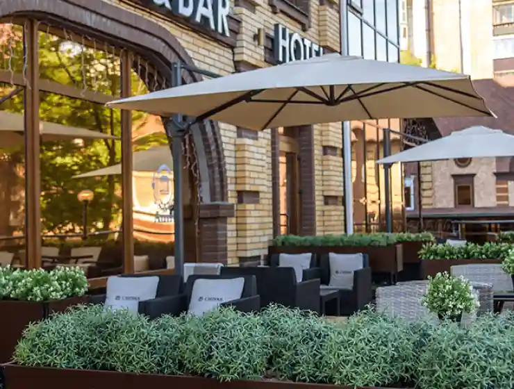 Летняя веранда AurA Kitchen&Bar у фасада Aura City Hotel