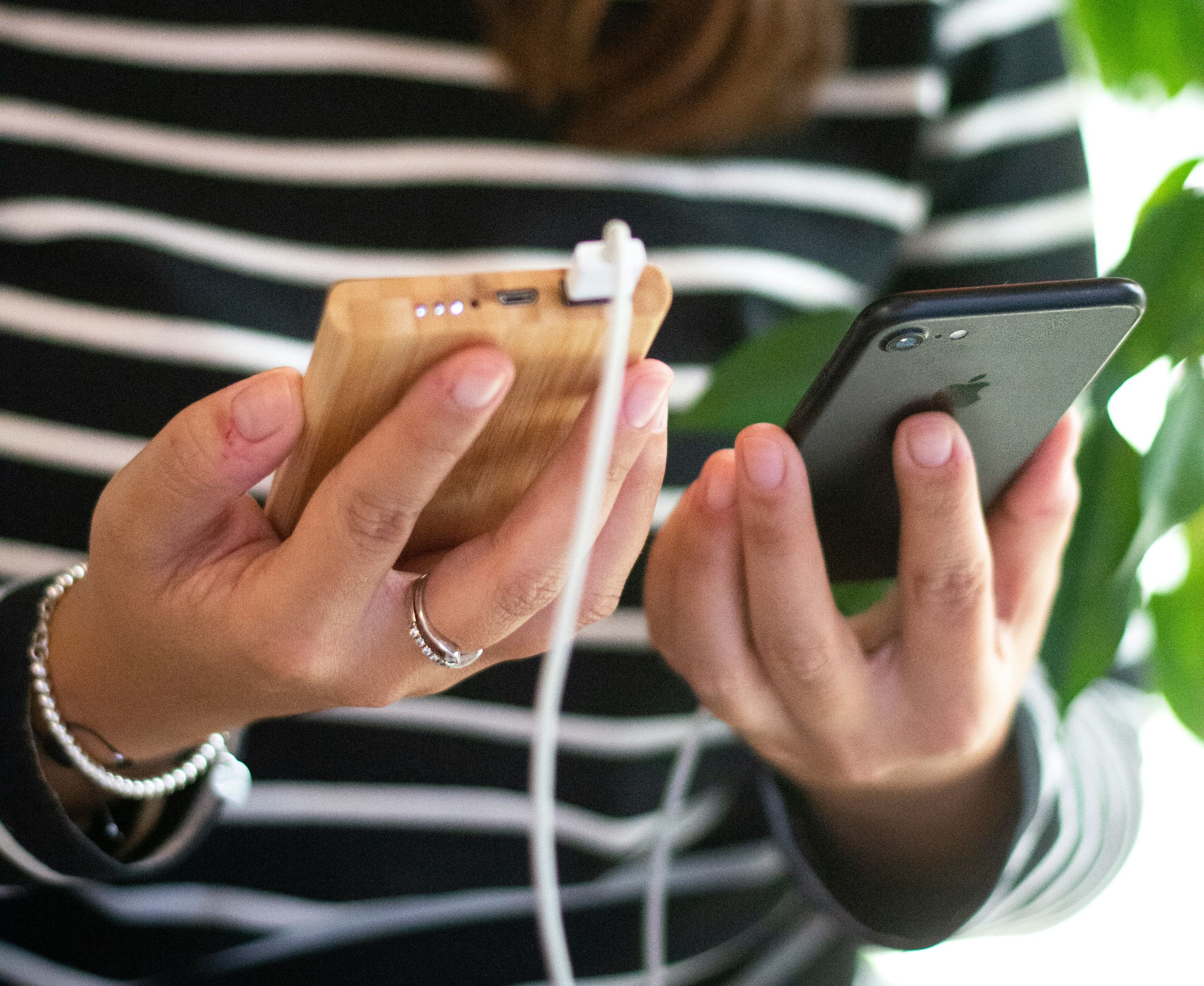 Гостья заряжает телефон на станции пауэрбанков