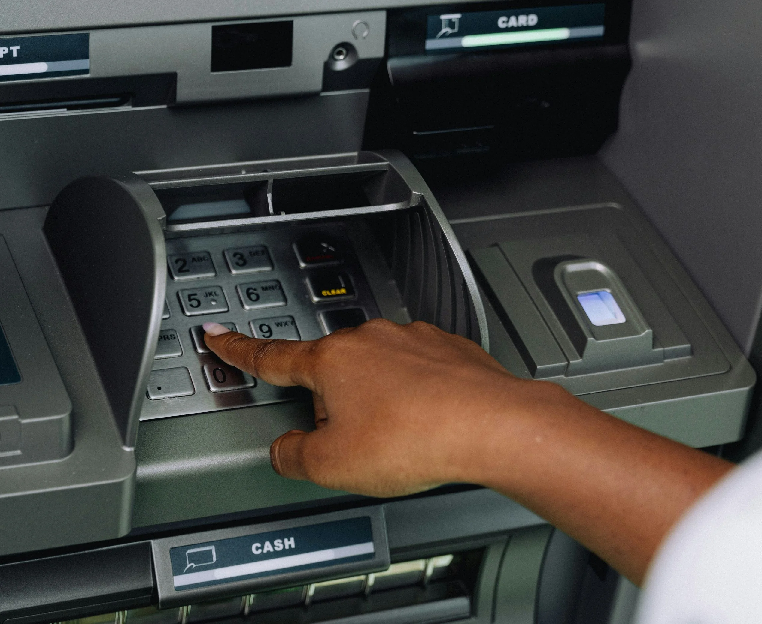 Гость снимает наличные в банкомате